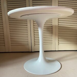 Hoge koffietafel rond en wit met tulpvoet van Maurice Burke voor Arkana 1960-1970