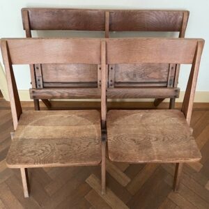 Antiek industrieel massief eiken gekoppeld klapstoelen bankje uit een Engelse kapel