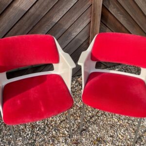 Van Andre Cordemeijer voor Gispen een stel witte kunststof armstoelen met rode ribcord bekleding 1960